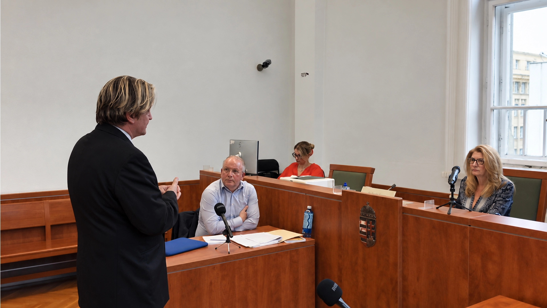 Varnus Xavér orgonaművész, jogi képviselője, dr. Jakabovits Péter ügyvéd és dr. Szabó Eszter bíró a Pesti Központi Kerületi Bíróságon